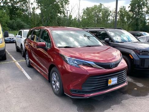 Used 2021 Toyota Sienna LE FWD image 3