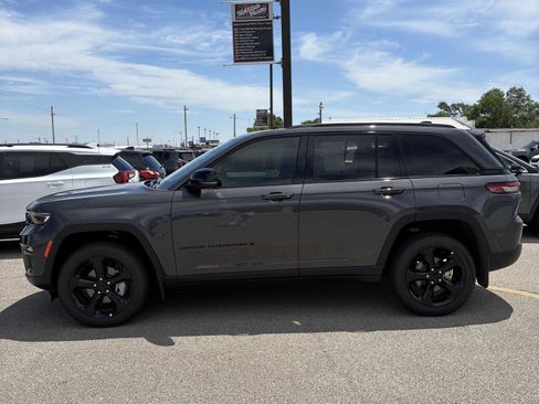 Used 2025 Jeep Grand Cherokee Limited w/ Black Appearance Package AWD/4WD image 13