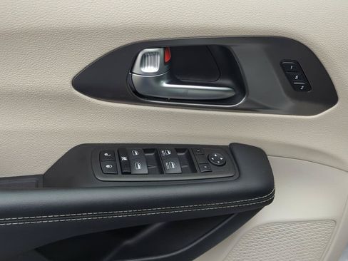Used 2023 Chrysler Pacifica Touring-L FWD image 14