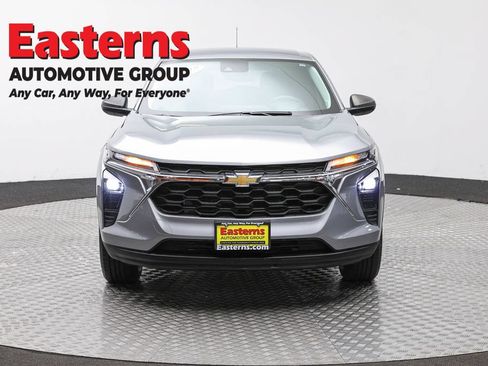 Used 2024 Chevrolet Trax LS FWD image 2