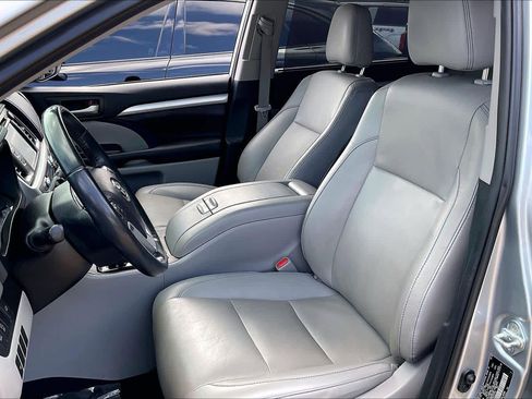 Used 2019 Toyota Highlander XLE image 24