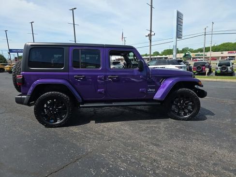 Used 2023 Jeep Wrangler Unlimited Sahara w/ Cold Weather Group AWD/4WD image 7