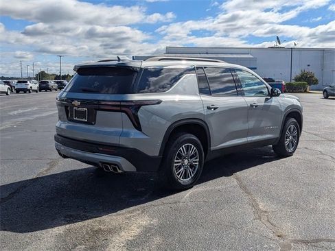 Used 2024 Chevrolet Traverse LT image 3
