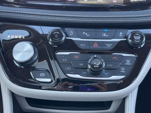 Used 2023 Chrysler Pacifica Limited image 14
