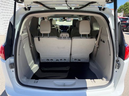 Used 2017 Chrysler Pacifica Limited FWD image 16