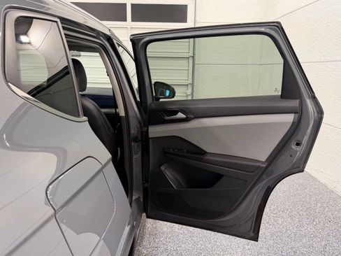 Used 2023 Volkswagen Taos SE w/ Panoramic Sunroof Package FWD image 25