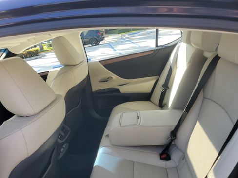 Used 2025 Lexus ES 350 w/ Premium Package image 15