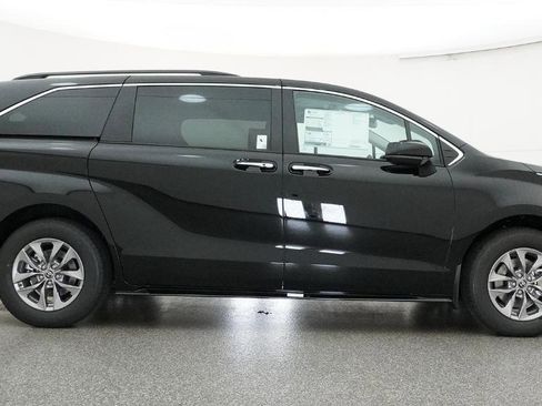 New 2026 Toyota Sienna XLE FWD image 19