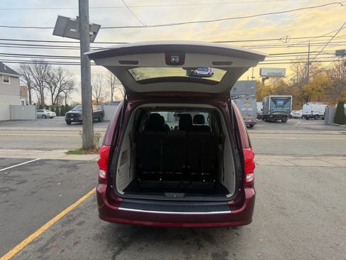 Used 2018 Dodge Grand Caravan SE w/ UConnect Hands-Free Group image 26