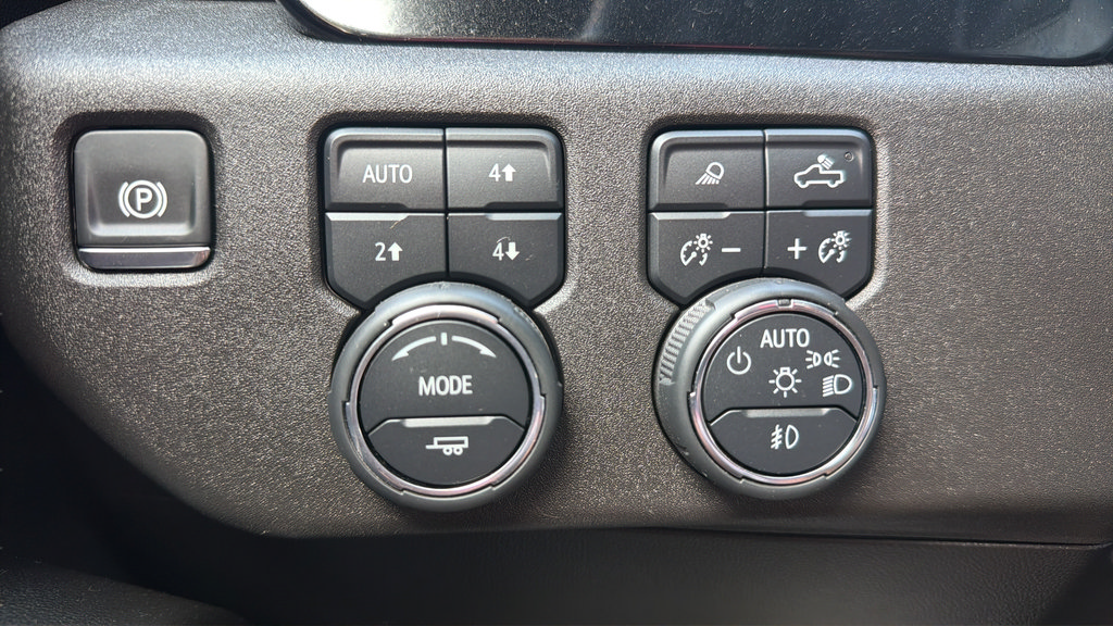 Used 2024 Chevrolet Silverado 1500 LTZ AWD/4WD image 25
