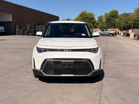 Used 2025 Kia Soul LX FWD image 3