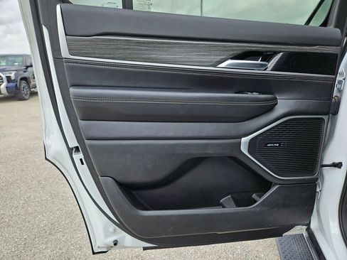 Used 2023 Jeep Wagoneer Series III w/ Preferred Equipment Group image 15