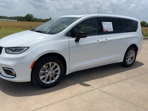 Used 2026 Chrysler Pacifica Limited AWD/4WD image 5