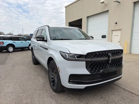 New 2026 Lincoln Navigator Reserve w/ Jet Appearance Package AWD/4WD image 2