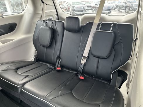 Used 2022 Chrysler Pacifica Limited image 23
