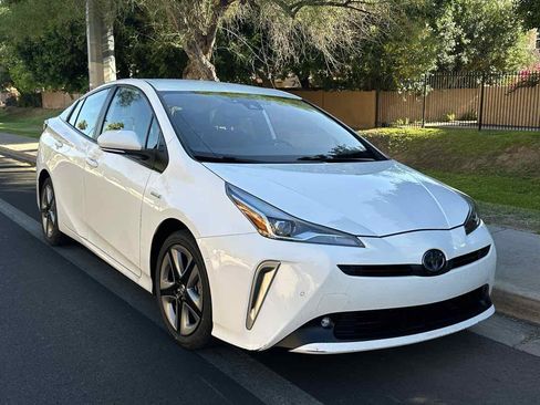 Used 2022 Toyota Prius XLE FWD image 2