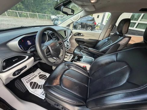Used 2023 Chrysler Pacifica Touring-L FWD image 10