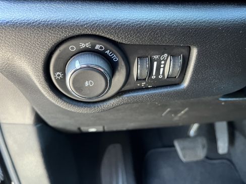 Used 2025 Chrysler Pacifica Select FWD image 9
