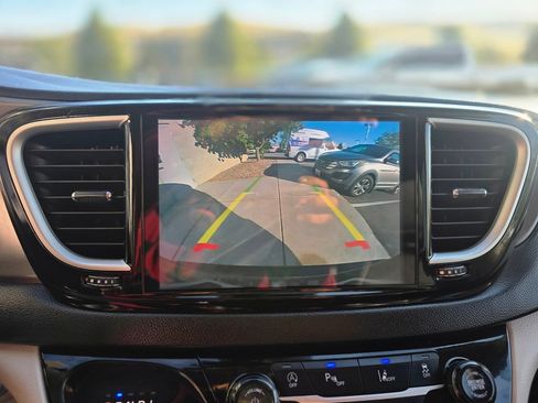 Used 2024 Chrysler Pacifica Touring-L FWD image 21
