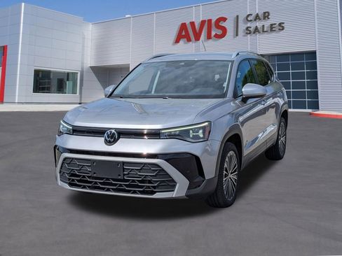 Used 2025 Volkswagen Taos SE image 1