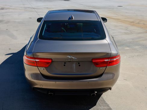 Used 2017 Jaguar XE Premium image 9