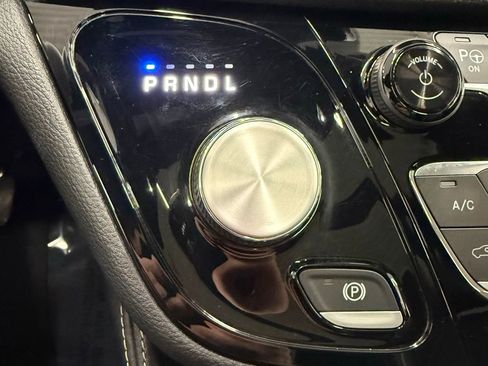 Used 2022 Chrysler Pacifica Limited w/ Uconnect Theater Family Group image 16