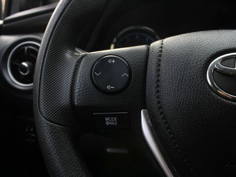 Used 2018 Toyota Corolla LE image 28