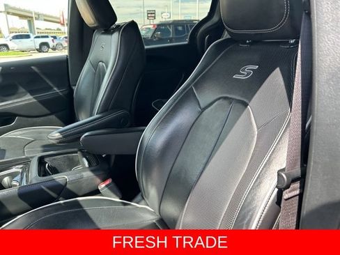 Used 2024 Chrysler Pacifica Premium FWD image 36