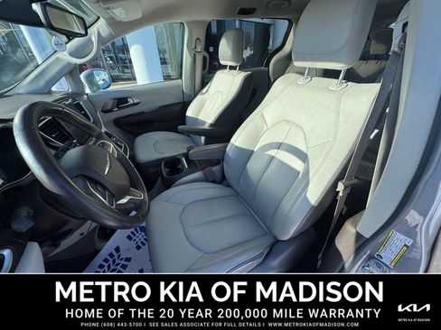 Used 2017 Chrysler Pacifica Touring-L image 17