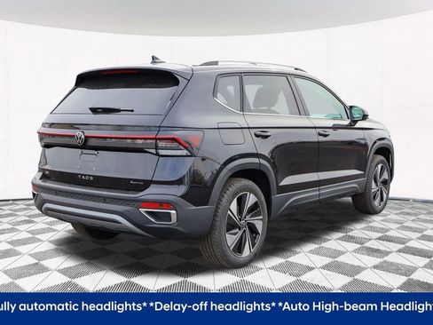 Certified 2025 Volkswagen Taos SE image 11