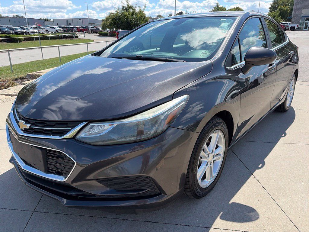 Used 2017 Chevrolet Cruze LT FWD image 4