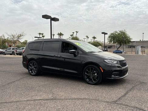 Used 2025 Chrysler Pacifica Limited FWD image 8