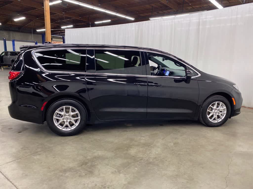 Used 2025 Chrysler Pacifica Select FWD image 7
