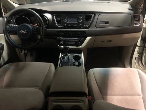 Used 2016 Kia Sedona L image 11