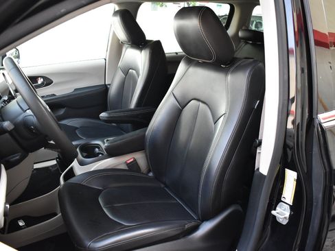 Used 2024 Chrysler Pacifica Touring-L FWD image 34