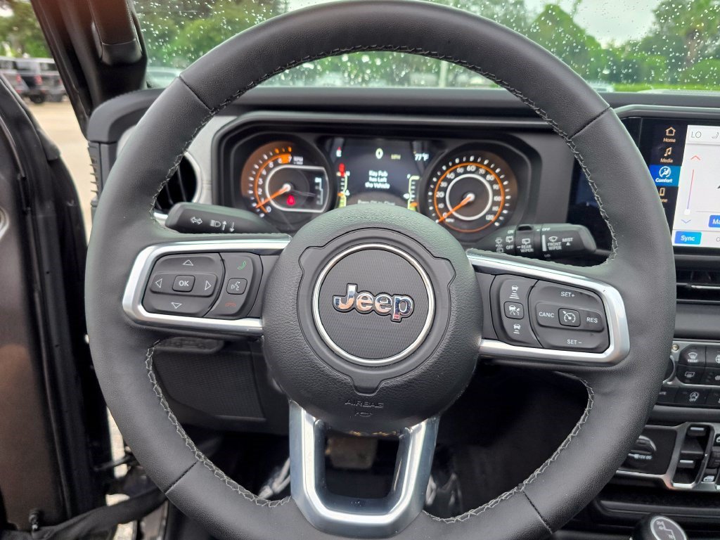 Used 2026 Jeep Wrangler Unlimited Sahara AWD/4WD image 17