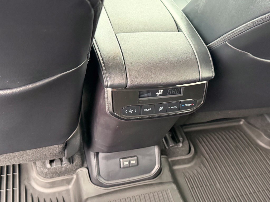 Used 2023 Toyota Highlander XLE AWD/4WD image 19