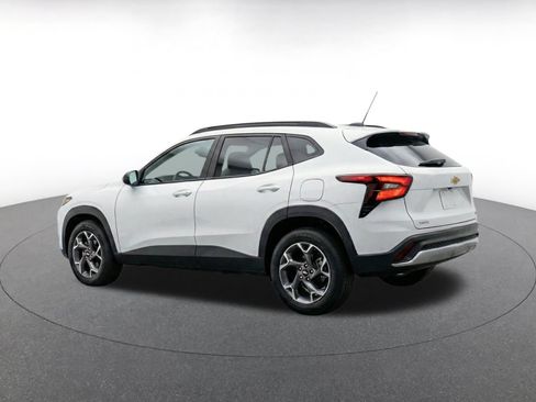 Used 2025 Chevrolet Trax LT w/ LT Convenience Package FWD image 6