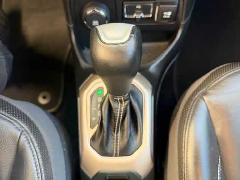 Used 2016 Jeep Renegade Limited image 23