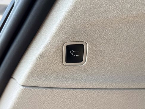 Used 2023 Chrysler Voyager LX FWD image 14