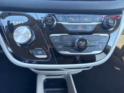 Used 2023 Chrysler Pacifica Touring-L FWD image 37