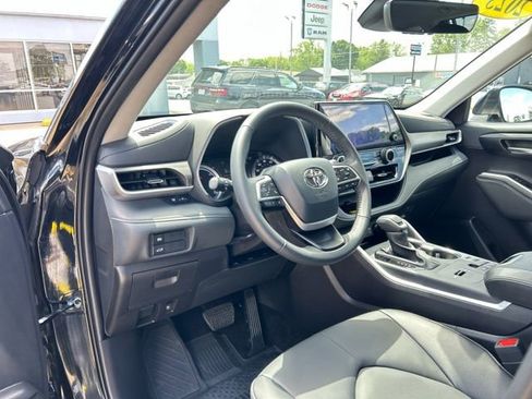 Used 2025 Toyota Highlander XLE AWD/4WD image 31