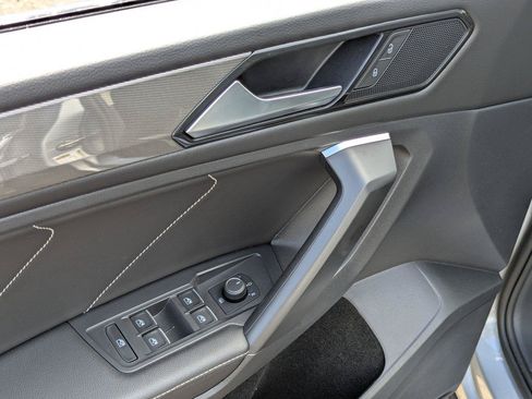 Used 2023 Volkswagen Tiguan SE w/ Panoramic Sunroof Package AWD/4WD image 11