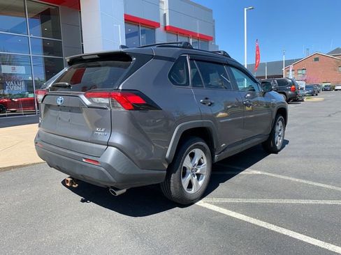 Used 2021 Toyota RAV4 XLE AWD/4WD image 3