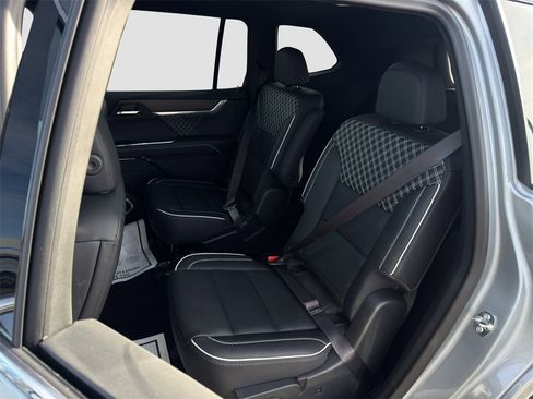 Used 2024 GMC Acadia Denali image 24