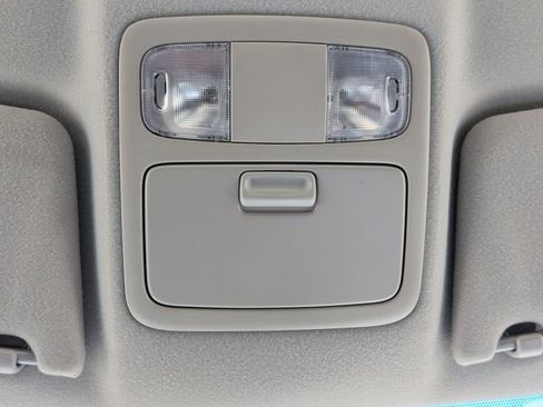 Used 2005 Toyota Camry LE FWD image 18