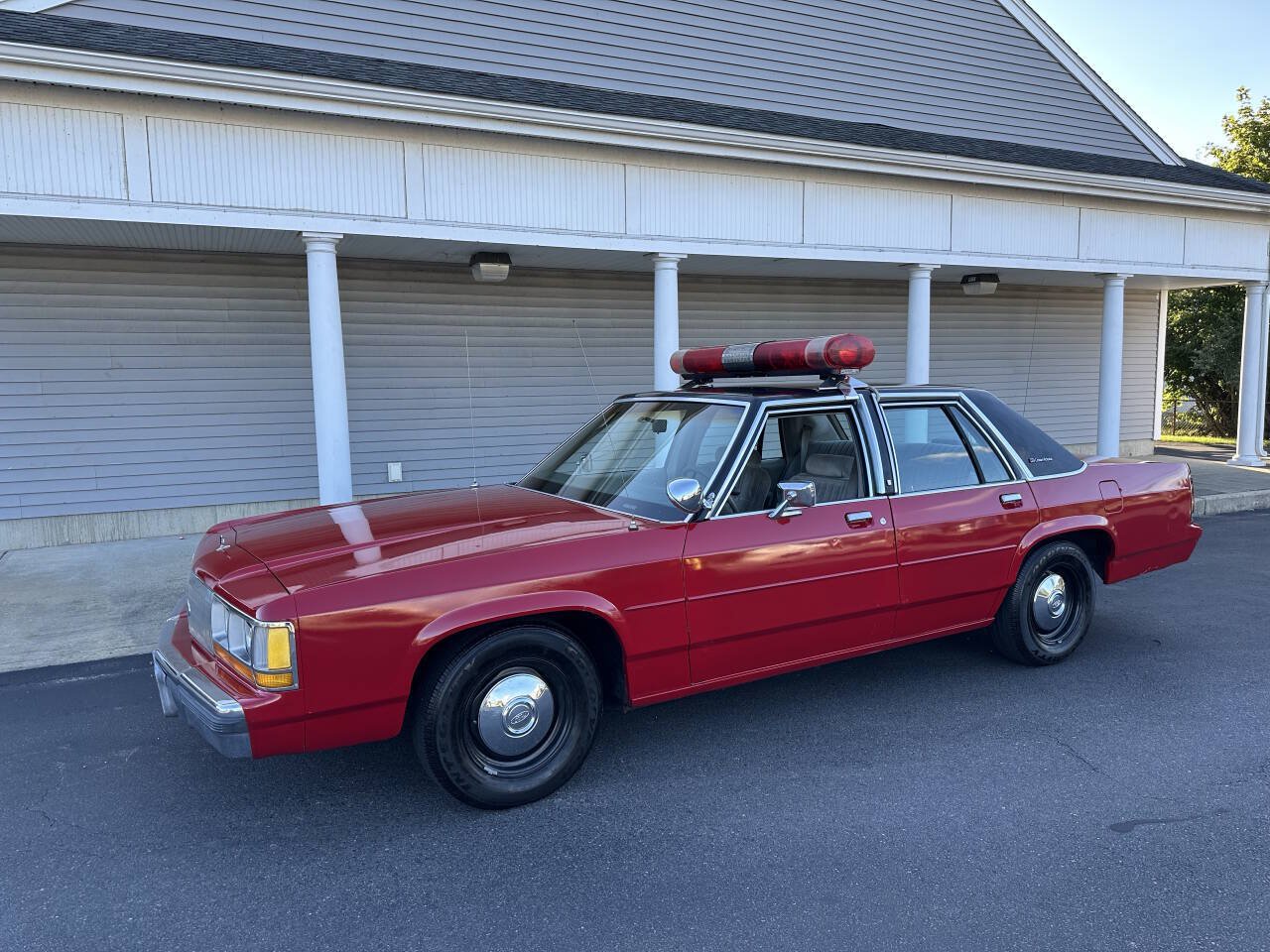 Used 1990 Ford LTD Crown Victoria RWD image 2