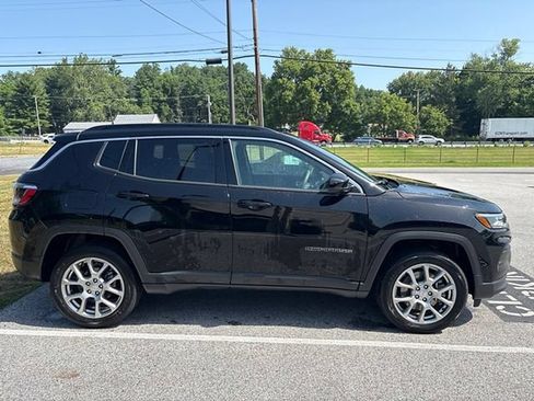 Used 2023 Jeep Compass Latitude AWD/4WD image 5