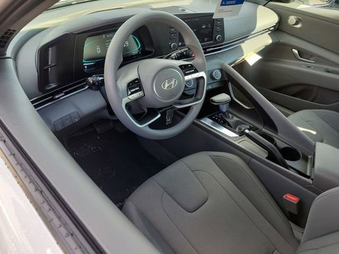 Certified 2025 Hyundai Elantra SE image 7