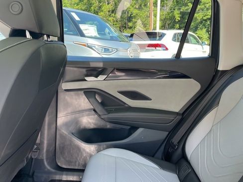 New 2025 Volkswagen Tiguan SE image 16